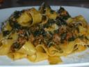Pappardelle con ragù di spinaci e salsiccia
