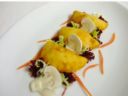 Ravioli di patate fritti ripieni di formaggio fresco con salsa ai funghi e prosciutto