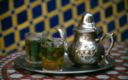 Freddo, rosa, al burro e alla menta: come si beve il tè in 13 posti del mondo