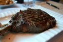 L’esile mammima che sbrana 2 kg di bistecca in meno di 3 minuti non è roba per vegetariani
