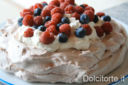 Pavlova al cacao con frutti di bosco