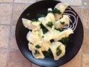Primi sfiziosi: gnocchi ripieni adagiati su un letto di spinaci e mandorle