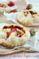 Galette di avena al rabarbaro, fragole e mela