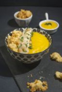 Vellutata di patate, zucca e porri con gamberi e crumble di pecorino