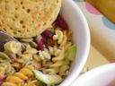 Insalata di pasta con pollo, sedano e zucchine