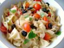 Aspettando l’estate con l’insalata di pasta con olive nere e pomodorini