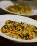 Primi piatti di pesce: risotto giallo con scampi e melanzane croccanti