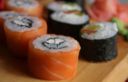 Cucina estiva ed esotica: sushi di salmone affumicato e avocado