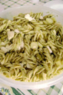 Insalata di pasta fredda al sapore d’estate: fusilli con pesto, patate e fagiolini