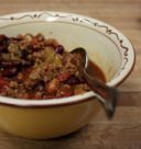 Prepariamo una zuppa estiva, con orzo e legumi al sapore di pesto
