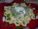 Tortellini funghi, pisellini e panna con scaglie di pecorino