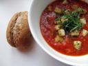 Zuppa di pomodoro e avocado, piatto caldo aspettando il Capodanno