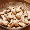 Dolci fritti in vista del Carnevale: due varianti delle castagnole