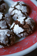 Tutti pazzi per i chocolate crinkles cookies, i biscotti al cioccolato più famosi del momento