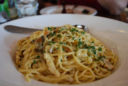 Buono come primo e piatto unico: linguine con pollo e asparagi