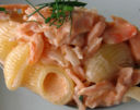Ricette primi: rigatoni con salmone affumicato e zucchine