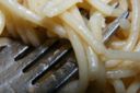 Dalla cucina povera: gli Spaghetti con mollica fritta ed uva passa