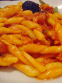 La Pasta al Pomodoro e salsiccia, un primo piatto classico che profuma di infanzia