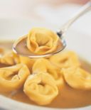 Una ricetta emiliana per il pranzo di Natale, i tortellini in brodo.