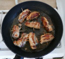 Un secondo piatto senza glutine, gli involtini di pollo e pancetta.