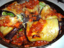 Secondi piatti con verdure: pasticcio di melanzane, salsiccia e scamorza