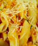 Ricette primi piatti, pasta con fiori di zucca e cipolla di Tropea
