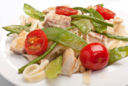 Primi piatti, insalata di pasta con fagiolini e trota