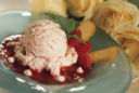 Dolci estivi veloci, gelato di frutta mista con ventagli di sfoglia
