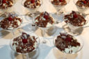 Ricette dolci facili e veloci, crema alla stracciatella con lamponi
