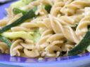 Ricette primi piatti pesce e verdure: Pasta con zucchine e sgombro in bianco