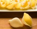 Ricette veloci pasta, conchiglioni con verdure grigliate e crema di ricotta