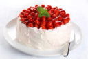 Torta cuore di panna con fragole e lamponi
