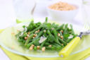 Piatti freddi, fagiolini in insalata con pinoli