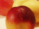 Dolci estivi con frutta, pesche alle mandorle