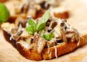 Crostini con funghi e stracchino