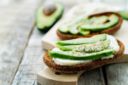 Crostini con avocado e mozzarella