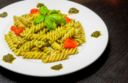 Pasta con pesto e mozzarella