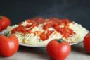 Pasta con pomodoro, uova e pinoli