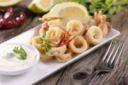 Anelli di calamari fritti croccanti con salsa al lime