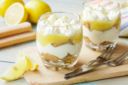 Coppette con panna aromatizzata al limone