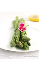 asparagi al vapore con vinagrette di soia e zenzero