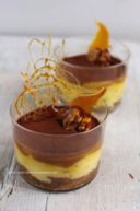 “tiramisù” con noci caramellate e caramello salato