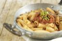 Tortiglioni al ragù di brasato, funghi e pistacchi… piatto del riciclo