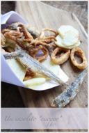 Insolito “cuoppo” con alici, calamari e patate