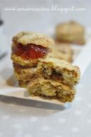 Scones di Kamut con formaggio, panettone ed erbe aromatiche