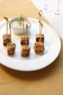 Cubetti di panettone croccante con dip di finocchi e acciughe