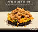 Pollo in salsa di soia con mandorle, verdure croccanti e riso venere