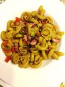 Gotici al curry con ciuffi di calamari e verdure saltate