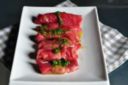 Involtini di carpaccio con paté di pomodori secchi