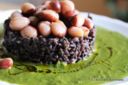 Tortino di riso nero con crema verde e fagioli badda